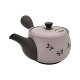 Théière Kyusu violette aux papillons noirs, 330 ml, vue de profil avec le bec à gauche, sur fond blanc