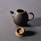 Petite théière en céramique ouverte