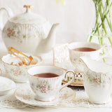 Service à thé anglais vintage vue sur tasse remplie