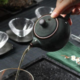 Théière bleue céramique en train de verser