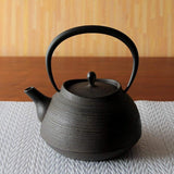 Théière en fonte made in japan sur table