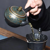 Théière japonaise kyusu artisanal entrain de verser