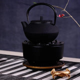 théière en fonte sur réchaud